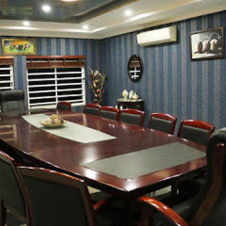 Room In Lodge - All Seasons Hotel-أويري المظهر الخارجي الصورة