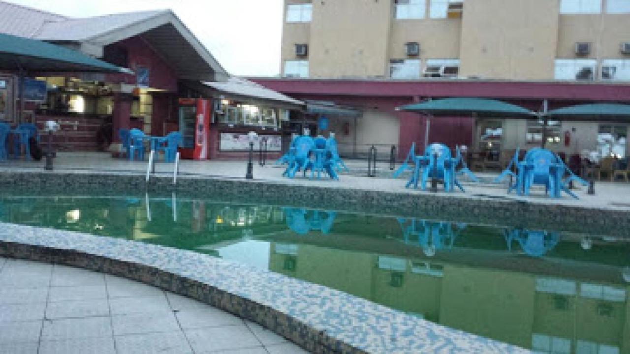 Room In Lodge - All Seasons Hotel-أويري المظهر الخارجي الصورة