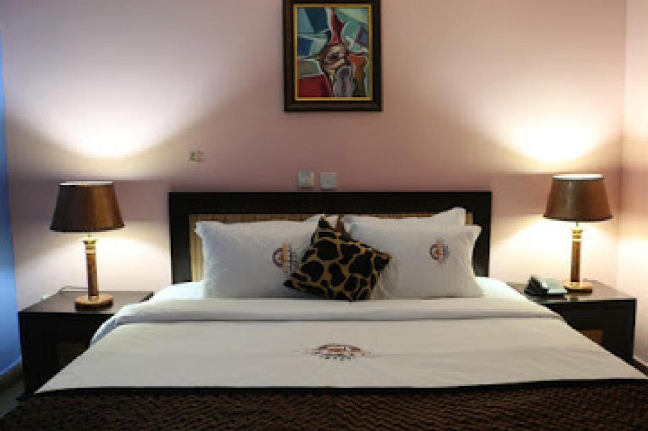 Room In Lodge - All Seasons Hotel-أويري المظهر الخارجي الصورة