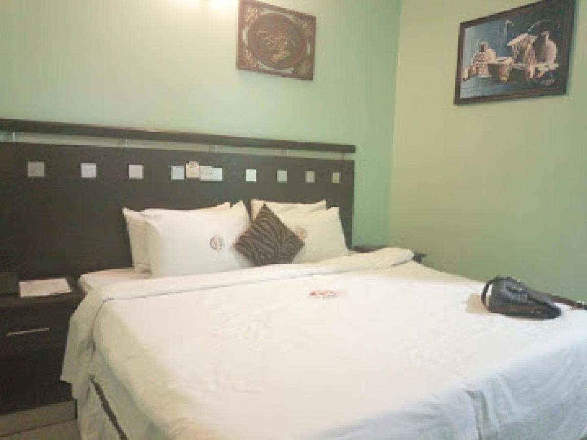 Room In Lodge - All Seasons Hotel-أويري المظهر الخارجي الصورة