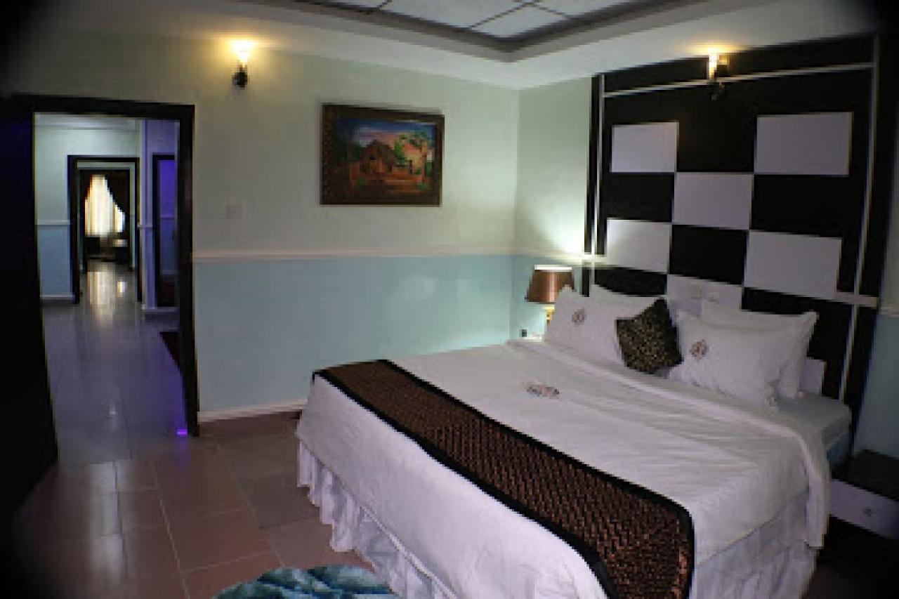 Room In Lodge - All Seasons Hotel-أويري المظهر الخارجي الصورة