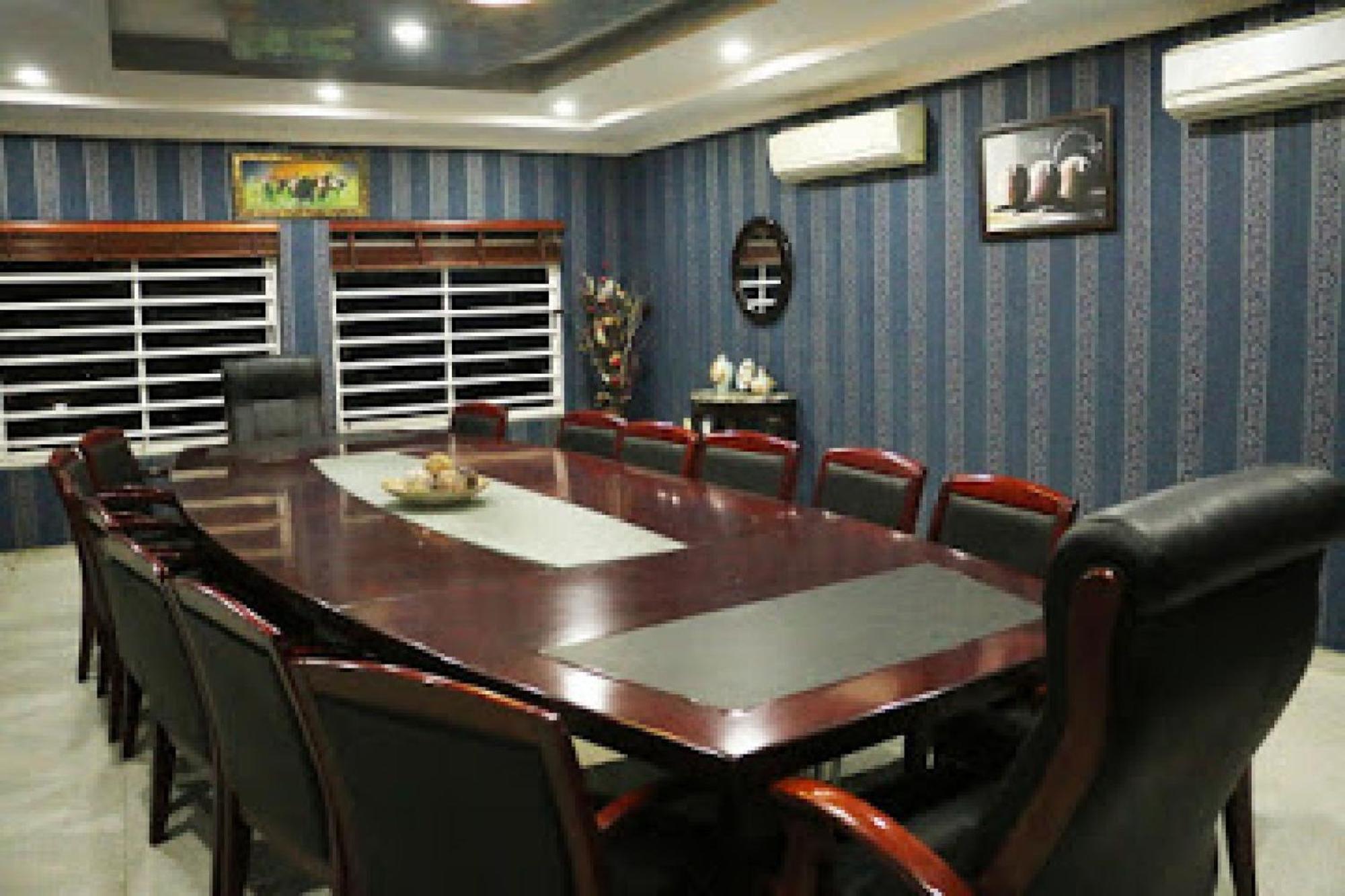 Room In Lodge - All Seasons Hotel-أويري المظهر الخارجي الصورة